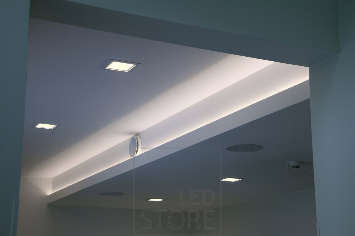 Highlighting the height difference of the roof with an LED strip.